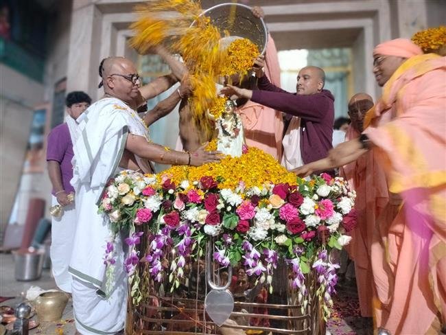 गौड़ीय मठ में चैतन्य महाप्रभु जी का जन्म महोत्सव फूलों की होली खेल कर मनाया