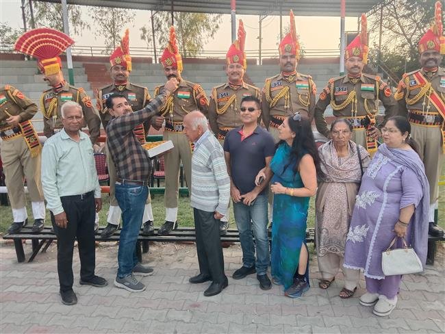 भारत-पाक सरहद पर मनाया होली उत्सव, बीएसएफ जवानों पर पुष्प वर्षा कर  मुंह मीठा कराया