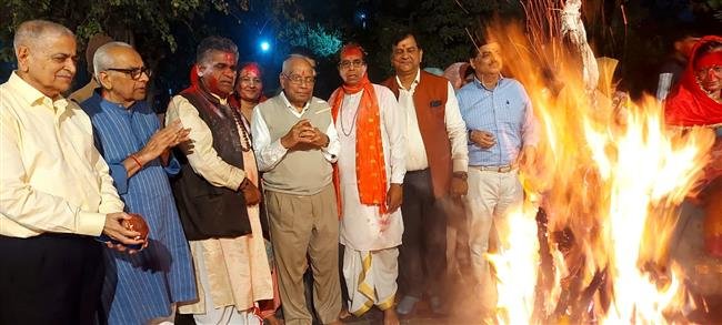 होलिका दहन पर परिवार की सुख-शांति, स्वास्थ्य और समृद्धि की कामना की