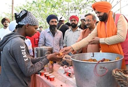 HARYANA CM NAYAB SINGH SAINI PAYS OBEISANCE AT GURDWARA IN DERA BABA NANAK