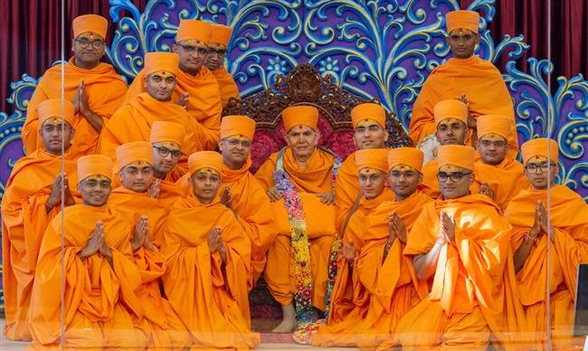 3 YOUTHS, INCLUDING DOCTOR, ARCHITECT, ENGINEERS, EMBRACE THE PATH OF RENUNCIATION