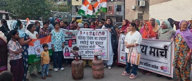 महिला दिवस पर महंगाई के खिलाफ महिला कांग्रेस का विरोध, मोदी सरकार पर साधा निशाना. सिलेंडर पर केक रखकर काटा