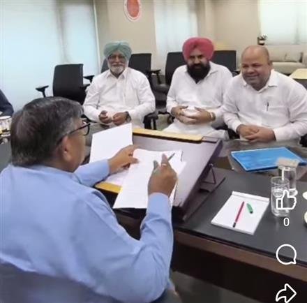 प्रशासक के दरबार में उठाई हल्लोमाजरा में नए स्कूल भवन की मांग