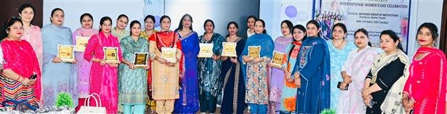 WOMEN GET MAGNIFICENT FLORAL WELCOME AT NARI SHAKTI SANMAN EVENT