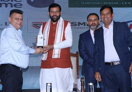 समाजसेवी प्रदीप गोयल को मुख्यमंत्री नायब सिंह सैनी ने किया सम्मानित