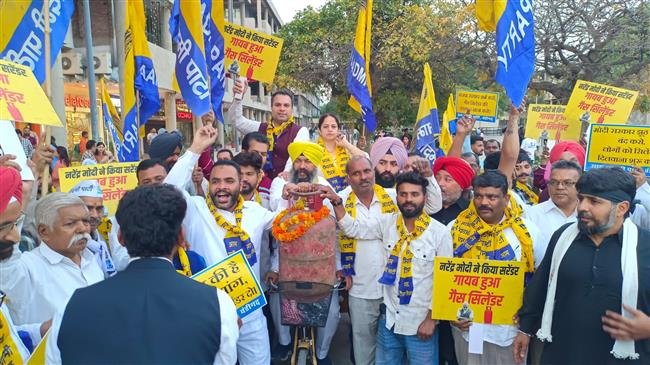 MODI SURRENDERS, GAS CYLINDER DISAPPEARS!