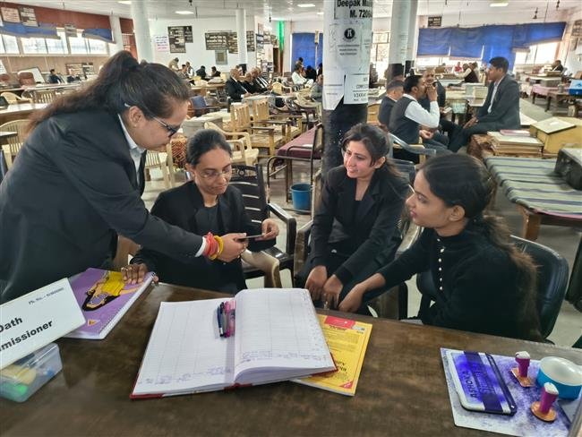 नेहा जॉली कक्कड़ ने सभी युवा वकीलों के लिये पहले तीन वर्षों तक 15 हज़ार रुपए का स्टाईपैंड भत्ता दिलाने का वादा किया