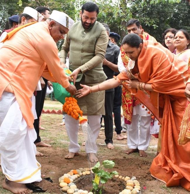 CM NAYAB SINGH SAINI, ACCOMPANIED BY WIFE, PAYS OBEISANCE AT MATA MANSA DEVI TEMPLE ON FIRST DAY OF NAVRATRI