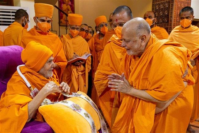 MAHANT SWAMI MAHARAJ WELCOMED BY THOUSANDS AT AKSHARDHAM NEW DELHI