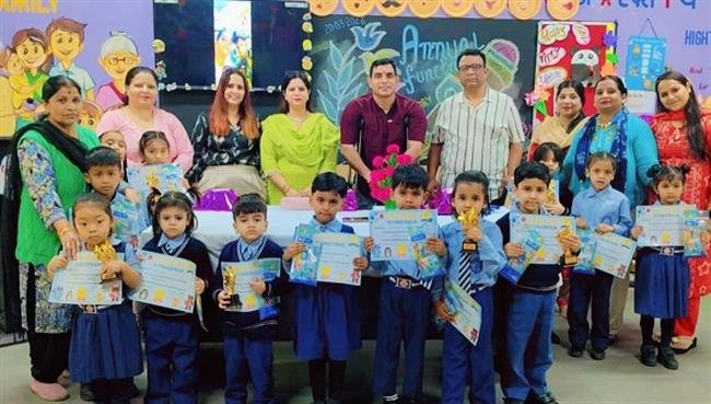 प्री-प्राइमरी वार्षिक समारोह में नन्हे-मुन्नों ने बिखेरा प्रतिभा का रंग