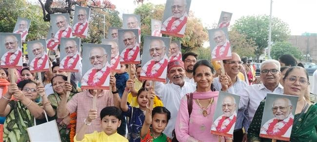 मठ मंदिर की रथ यात्रा के दौरान हरे कृष्णा-हरे राम व जय राधा-माधव के जयकारों से गूंज उठा शहर